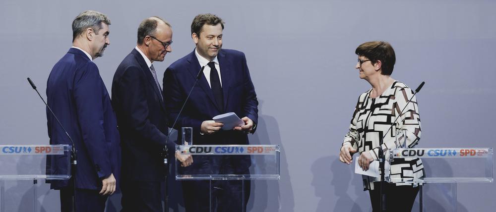 Markus Söder (CSU), Friedrich Merz (CDU), Lars Klingbeil (SPD) und die scheidende SPD-Parteichefin Saskia Esken – sie alle gehören dem Koalitionsausschuss an. 