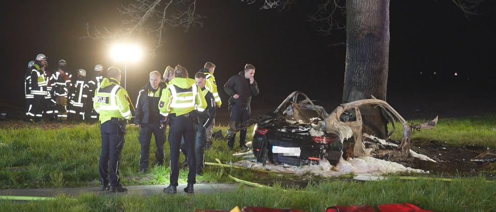 Das Auto prallte frontal gegen einen Baum. 