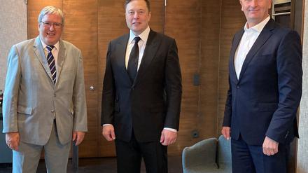 Brandenburgs Ex-Wirtschaftsminister Jörg Steinbach (l) zeigt sich kritisch gegenüber Tesla-Chef Elon Musk. (Archivbild)