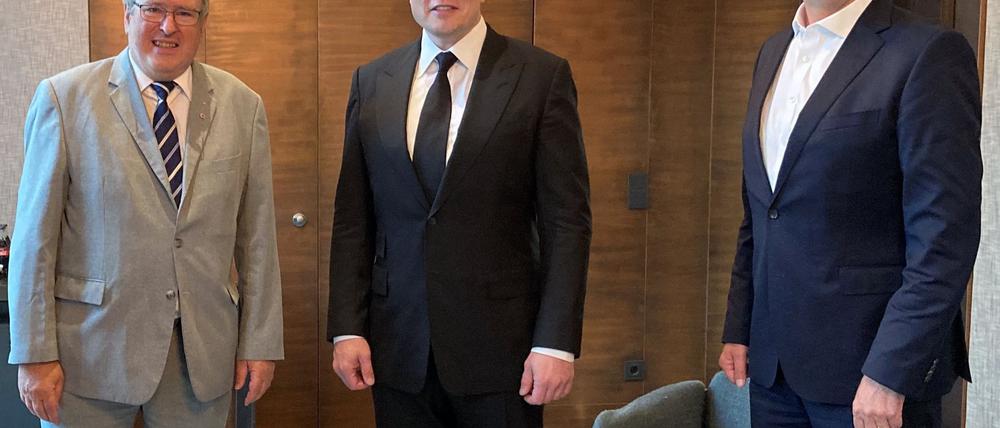 Brandenburgs Ex-Wirtschaftsminister Jörg Steinbach (l) zeigt sich kritisch gegenüber Tesla-Chef Elon Musk. (Archivbild)