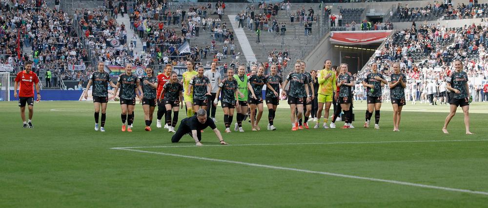 Bayern-Trainer Alexander Staus (vorn): Diver nach dem 3:0 in Frankfurt