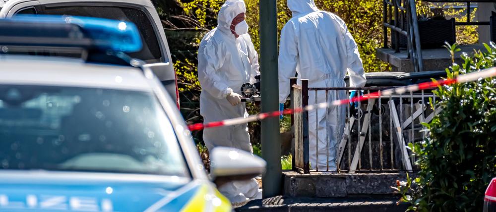 Spurensicherung und Polizei arbeiten in Weitefeld im Westerwald.