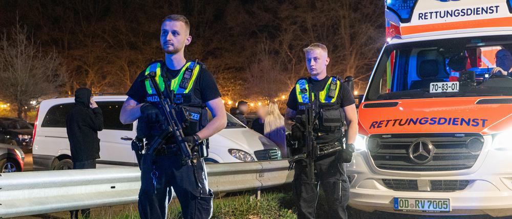 Polizisten stehen mit Maschinenpistolen an einer Disco in Trittau im Kreis Stormarn.
