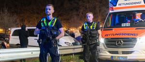 Polizisten stehen mit Maschinenpistolen an einer Disco in Trittau im Kreis Stormarn.