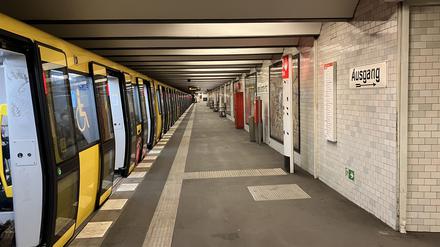 Auf diesem Bahnsteig im U-Bahnhof Sophie-Charlotte-Platz starb am Samstag ein 29 Jahre alter Mann an einer Messerverletzung.