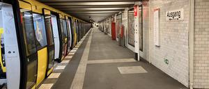 Auf diesem Bahnsteig im U-Bahnhof Sophie-Charlotte-Platz starb am Samstag ein 29 Jahre alter Mann an einer Messerverletzung.