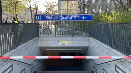 Der Eingang zum Berliner U-Bahnhof Sophie-Charlotte-Platz: Vor zwei Wochen starb hier ein Mann nach einem eskalierten Streit mit einem anderen Mann.