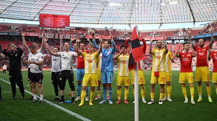 Auch Trainer Steffen Baumgart (l.) feierte vor dem Fan-Block. 