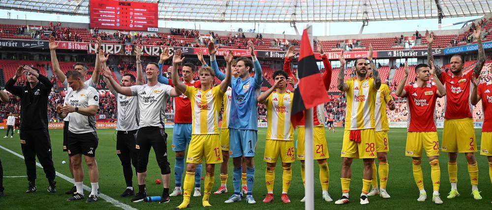 Auch Trainer Steffen Baumgart (l.) feierte vor dem Fan-Block.