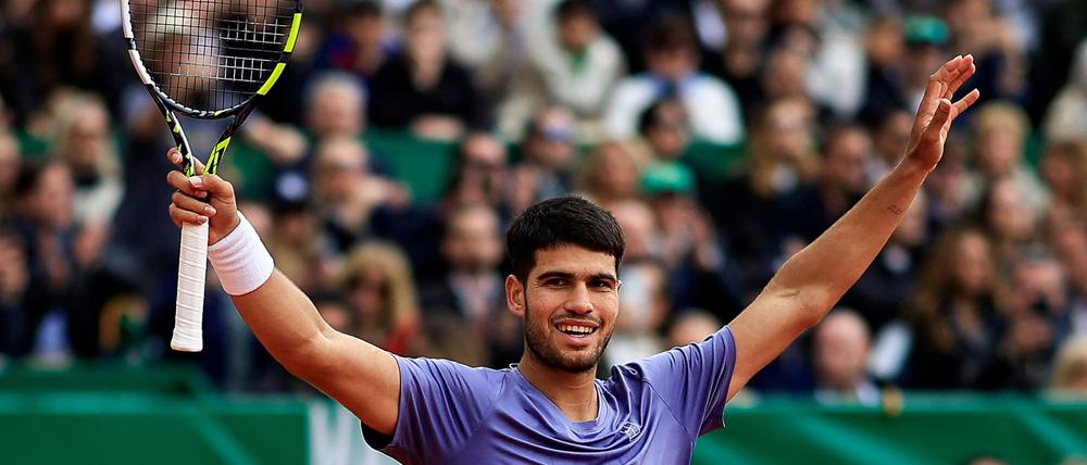 Tennisstar Carlos Alcaraz feiert den Titelgewinn in Monte Carlo. 