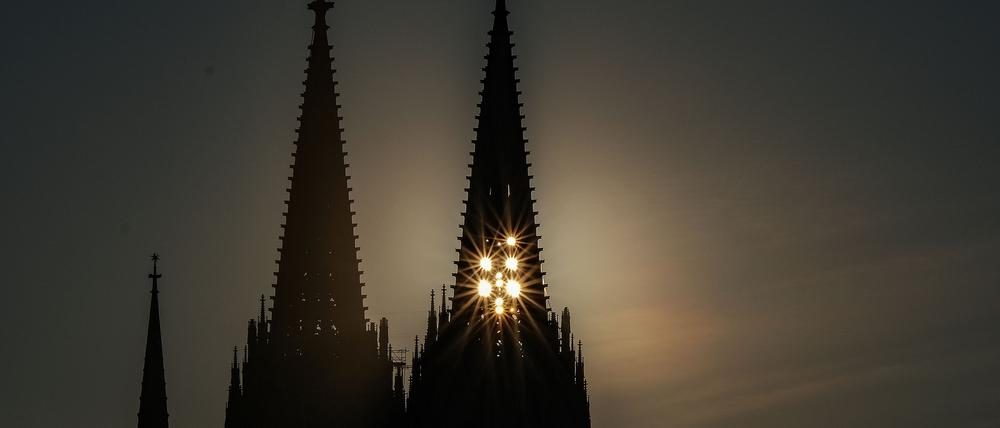Mehrere Kletterer brachen in den Kölner Dom ein.