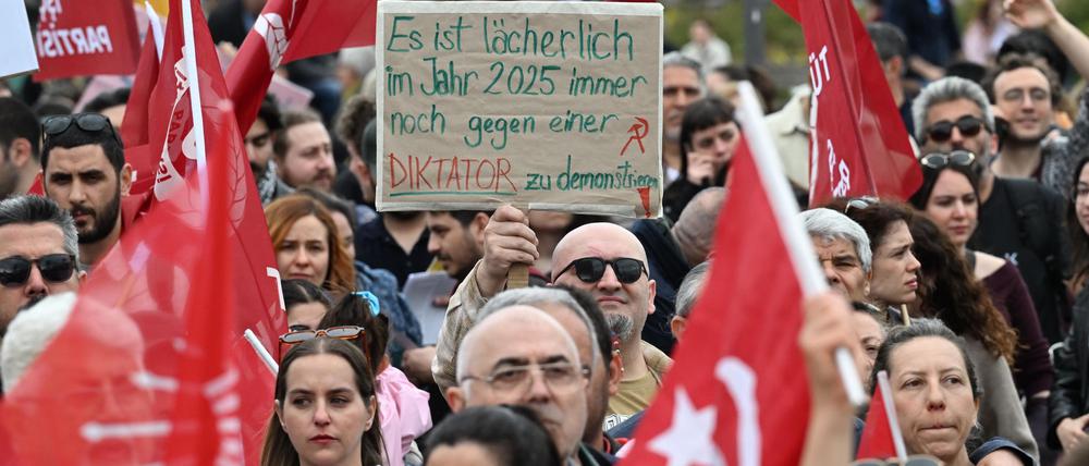 Viele brachten Plakate und Fahnen mit.