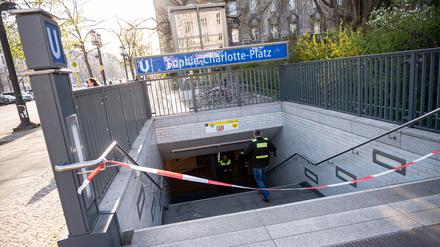 Berliner Polizisten stehen nach einer Gewalttat bei dem U-Bahn Eingang Sophie-Charlotte-Platz. 