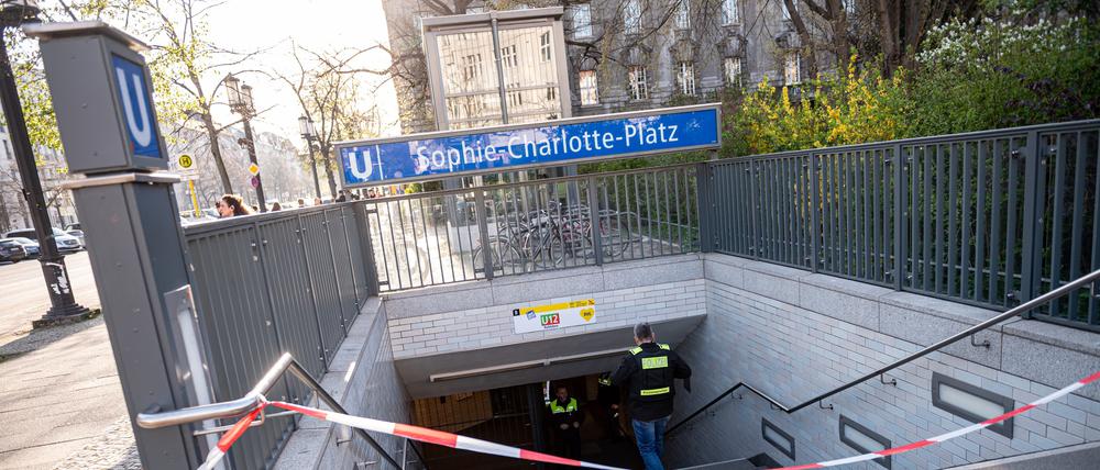 Berliner Polizisten stehen nach einer Gewalttat bei dem U-Bahn Eingang Sophie-Charlotte-Platz. 