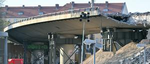 Der Abriss von zwei Brücken der Stadtautobahn zieht in der Nacht zum Montag Behinderungen auf der A100 nach sich.