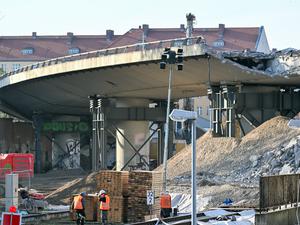 Bagger mit Betonzangen und Schaufeln arbeiten nahe dem S-Bahnhof Westend am Abriss der Westendbrücke an der A100.