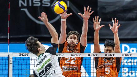 Jake Hanes und Nehemiah Mote blocken Giesens Angriffe.