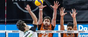 Jake Hanes und Nehemiah Mote blocken Giesens Angriffe.