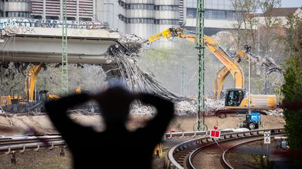 Ein Beobachter verfolgt in Berlin vom S-Bahnhof Westkreuz aus den Abriss der zu lange vernachlässigten Brücke der Autobahn 100 über die Ringbahn.