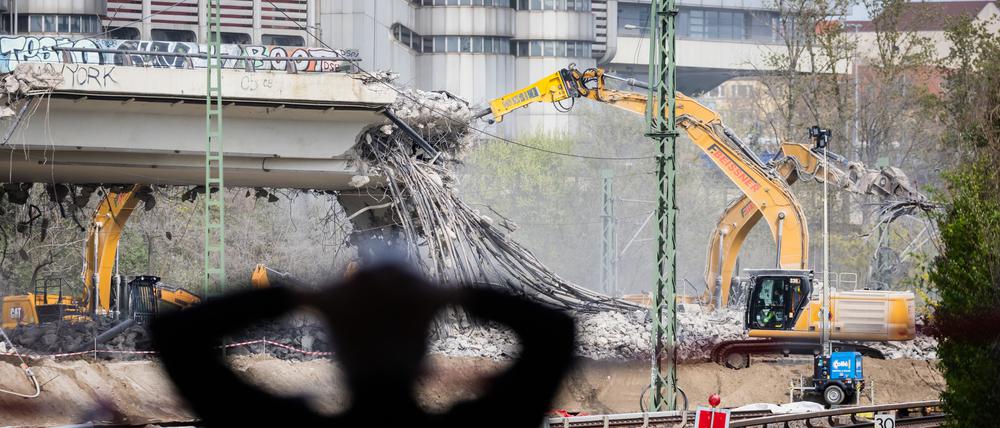 Ein Beobachter verfolgt in Berlin vom S-Bahnhof Westkreuz aus den Abriss der zu lange vernachlässigten Brücke der Autobahn 100 über die Ringbahn.