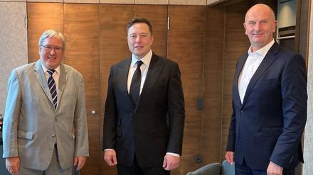 Brandenburgs Ex-Wirtschaftsminister Jörg Steinbach (l) zeigt sich kritisch gegenüber Tesla-Chef Elon Musk. (Archivbild)