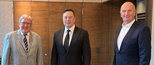 Brandenburgs Ex-Wirtschaftsminister Jörg Steinbach (l) zeigt sich kritisch gegenüber Tesla-Chef Elon Musk. (Archivbild)