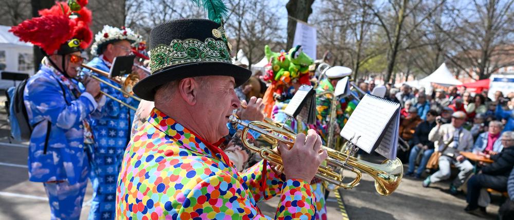 Das Tulpenfest in Potsdam hat zahlreiche Besucherinnen und Besucher ins Holländische Viertel gelockt. 