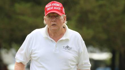 Archivbild: Donald Trump beim Golfspielen. 