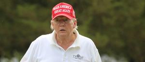 Archivbild: Donald Trump beim Golfspielen. 
