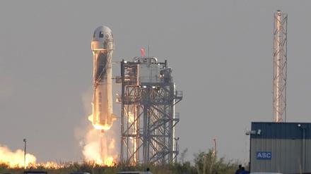 ARCHIV - 20.07.2021, USA, Van Horn: Die «New-Shepard»-Rakete von Blue Origin startet vom US-Bundesstaat Texas aus zu einem Kurz-Ausflug ins Weltall. (zu dpa: «Bezos-Partnerin Sánchez will mit fünf Frauen ins All - auch Katy Perry») Foto: Tony Gutierrez/AP/dpa +++ dpa-Bildfunk +++