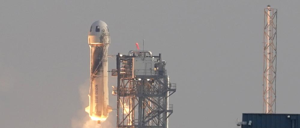 ARCHIV - 20.07.2021, USA, Van Horn: Die «New-Shepard»-Rakete von Blue Origin startet vom US-Bundesstaat Texas aus zu einem Kurz-Ausflug ins Weltall. (zu dpa: «Bezos-Partnerin Sánchez will mit fünf Frauen ins All - auch Katy Perry») Foto: Tony Gutierrez/AP/dpa +++ dpa-Bildfunk +++