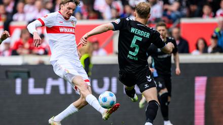 Nick Woltemade vom VfB im Duell mit Bremens Amos Pieper. Die Partie war für den Angreifer vorzeitig zu Ende.