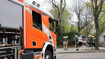Das Auto durchbrach einen Zaun und kam am Spielplatz zum Stehen.