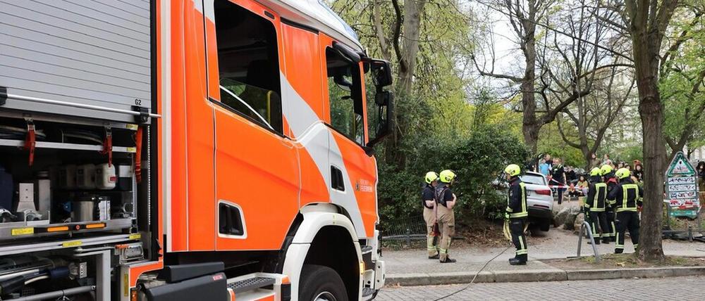 Das Auto durchbrach einen Zaun und kam am Spielplatz zum Stehen.