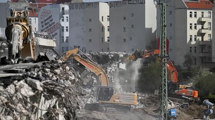 Am Wochenende hat der Abriss der maroden Ringbahnbrücke begonnen. Bagger zerlegen den Beton, die A100 ist gesperrt.