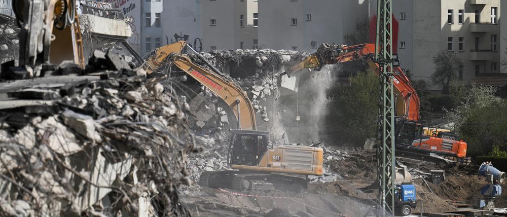 Am Wochenende hat der Abriss der maroden Ringbahnbrücke begonnen. Bagger zerlegen den Beton, die A100 ist gesperrt.