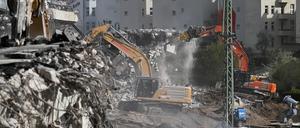 Am Wochenende hat der Abriss der maroden Ringbahnbrücke begonnen. Bagger zerlegen den Beton, die A100 ist gesperrt.