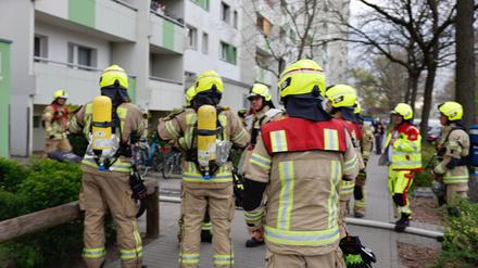 Die Feuerwehr bei ihrem Einsatz in der Ahrenshooper Straße.