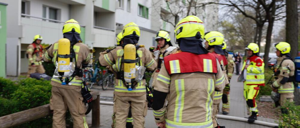 Die Feuerwehr bei ihrem Einsatz in der Ahrenshooper Straße.