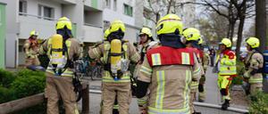 Die Feuerwehr bei ihrem Einsatz in der Ahrenshooper Straße.