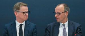 Friedrich Merz (R), der Vorsitzende der Christlich Demokratischen Union Deutschlands (CDU) und Carsten Linnemann, Generalsekretär der CDU, nehmen an der Sitzung des Parteivorstands in der CDU-Zentrale im Konrad-Adenauer-Haus am 9. April 2025 in Berlin teil. 