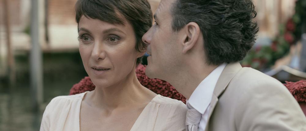 Judith (Julia Koschitz) verbringt romantische Stunden mit Hannes (Manuel Rubey) in Venedig .