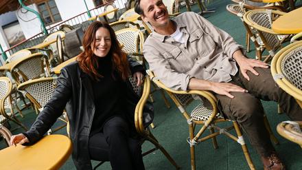 „Cassandra“-Darstellerin Lavinia Wilson und Max von Thun genießen die Sonne bei den Dreharbeiten zum ZDF-Alpenkrimi „An der Grenze“ in Garmisch-Partenkirchen. Sie spielen darin ein Ehepaar.