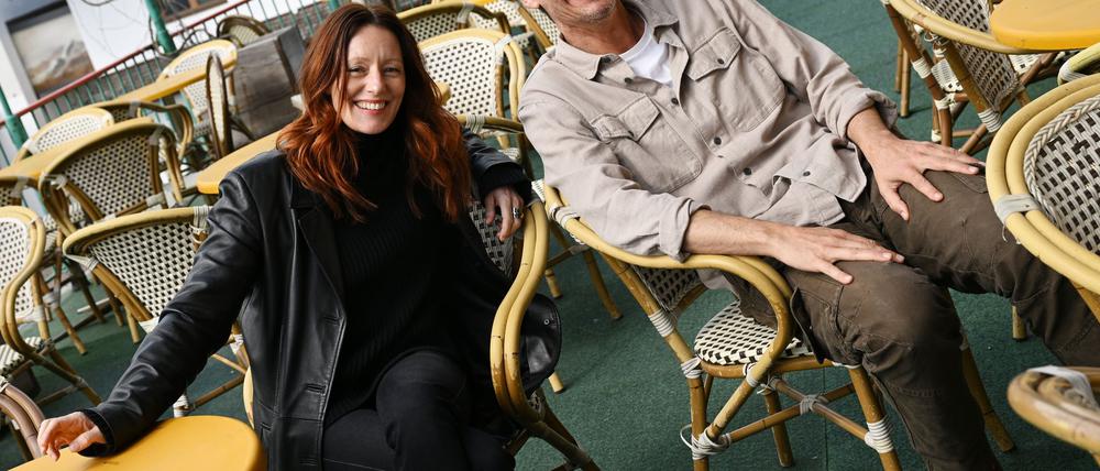 „Cassandra“-Darstellerin Lavinia Wilson und Max von Thun genießen die Sonne bei den Dreharbeiten zum ZDF-Alpenkrimi „An der Grenze“ in Garmisch-Partenkirchen. Sie spielen darin ein Ehepaar.