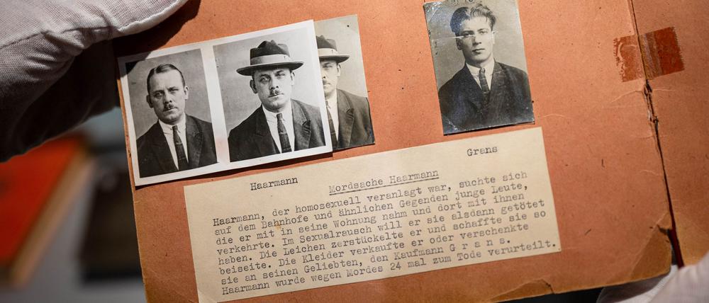 Eine Mappe im Polizeimuseum Niedersachsen gibt Einblick in die Mordsache Fritz Haarmann. (Archivbild)