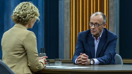 ARD-Moderatorin Caren Miosga mit dem CDU-Vorsitzenden und designierten Bundeskanzler Friedrich Merz in der Sendung „Caren Miosga“.