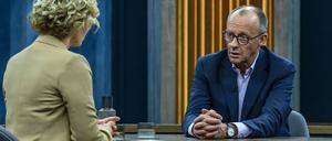 ARD-Moderatorin Caren Miosga mit dem CDU-Vorsitzenden und designierten Bundeskanzler Friedrich Merz in der Sendung „Caren Miosga“.