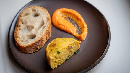 Veganes Rührei des Berliner Herstellers Neggst mit Weißbrot und Romesco-Sauce von Stephan Hentschel.