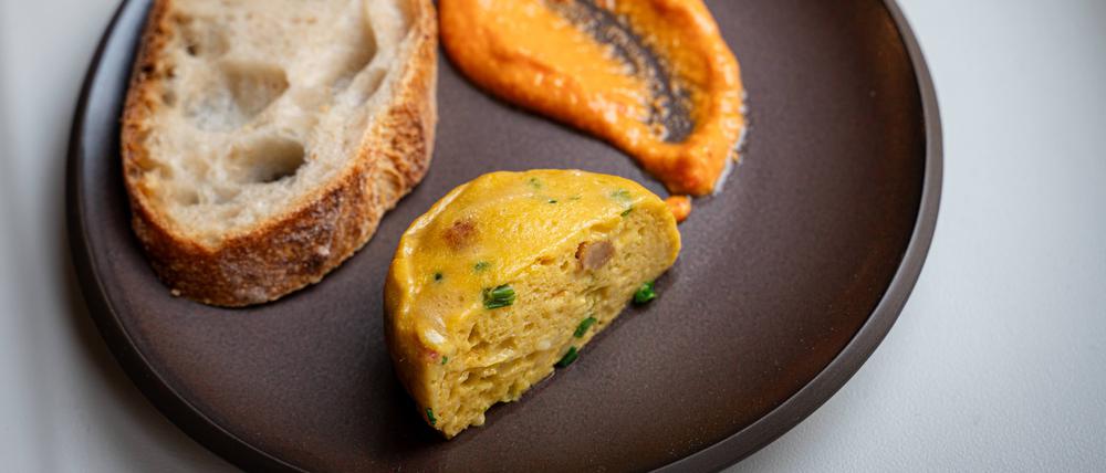 Veganes Rührei des Berliner Herstellers Neggst mit Weißbrot und Romesco-Sauce von Stephan Hentschel.