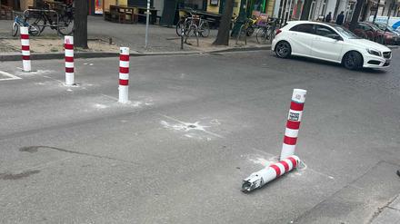 Poller in der Niederbarnimstraße wurden herausgerissen. 
